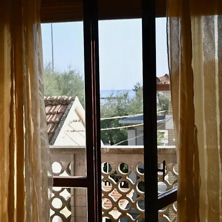 Trilocale Fronte Mare Con Posto Auto A *