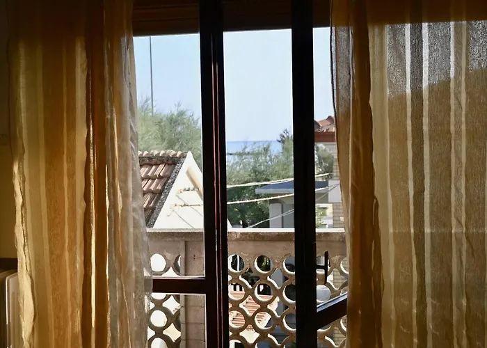 Trilocale Fronte Mare Con Posto Auto A *